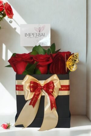 arreglo floral en caja con rosas rojas a domicilio en Santiago