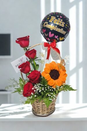 canasto con rosas rojas y girasol para cumpleaños a domicilio