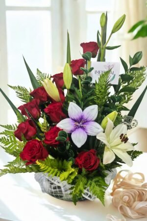 arreglo floral elegante con rosas rojas lirios y flores mixtas en base a domicilio en Santiago Chile