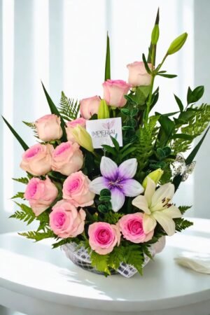arreglo floral elegante con rosas rosadas lirios y flores mixtas en base a domicilio en Santiago Chile