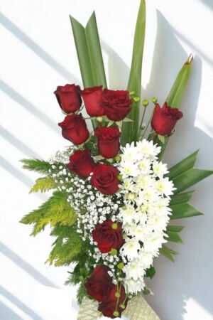 corona de flores para condolencias con rosas rojas y flores blancas a domicilio en Santiago Chile