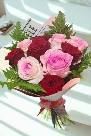 ramo de 10 rosas rojas y rosadas con follaje verde a domicilio en Santiago Chile