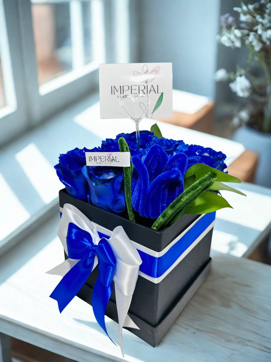 arreglo de flores para hombre con rosas azules en caja elegante y globo decorativo en santiago chile
