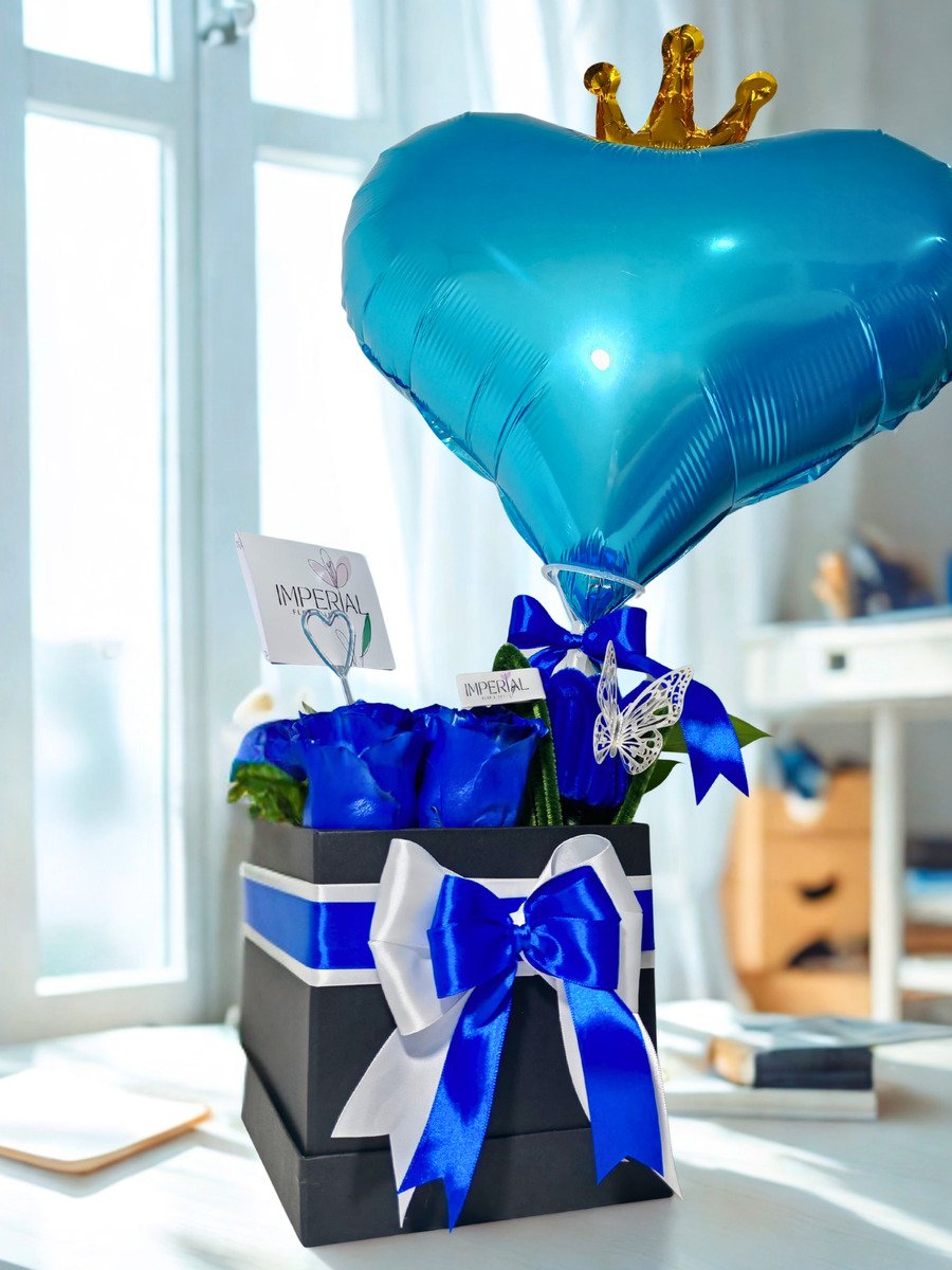 arreglo de flores para hombre con rosas azules en caja elegante y globo decorativo en santiago chile