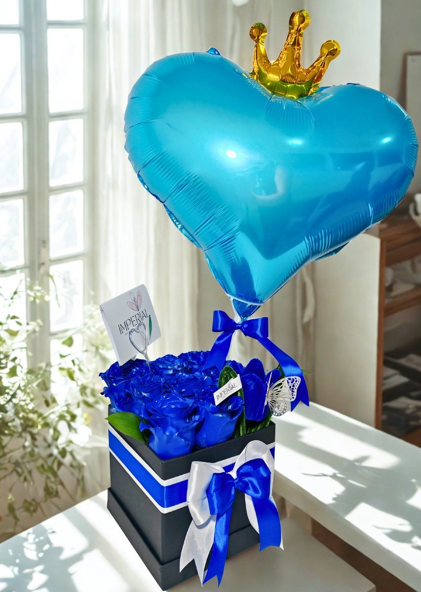 arreglo de flores para hombre con rosas azules en caja elegante y globo decorativo en santiago chile