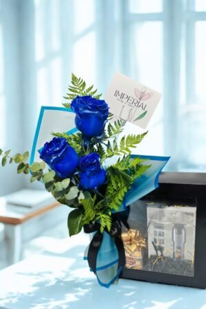 Caja regalo elegante para el Día del Padre con máquina de afeitar eléctrica, rosas azules y chocolates premium en presentación negra.