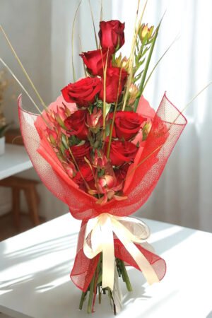 Pasión Escarlata – Ramo de 10 Rosas Rojas y Proteas
