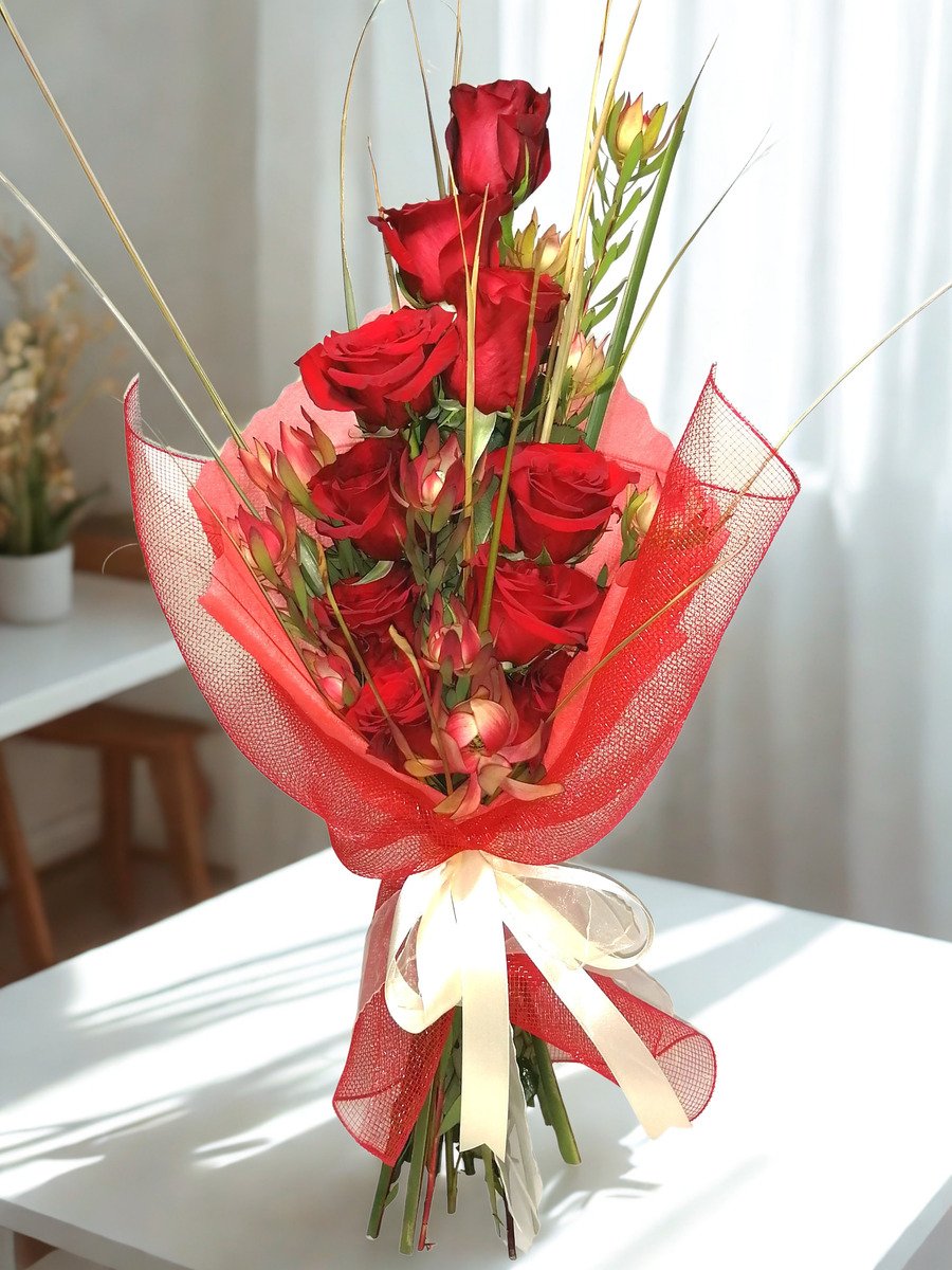 Pasión Escarlata – Ramo de 10 Rosas Rojas y Proteas