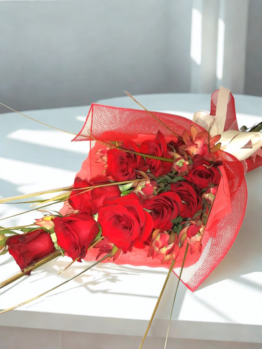 Pasión Escarlata – Ramo de 10 Rosas Rojas y Proteas - Imagen 2