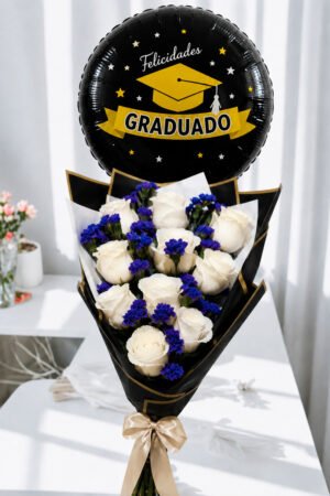 Ramo de graduación con 10 rosas blancas, statice azul, envoltura de papel coreano negro y globo de felicitaciones para graduado.