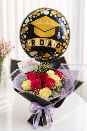 Ramo de graduación con 9 rosas combinadas, gypsophilia, papel coreano premium y globo metálico de felicitaciones para graduado.