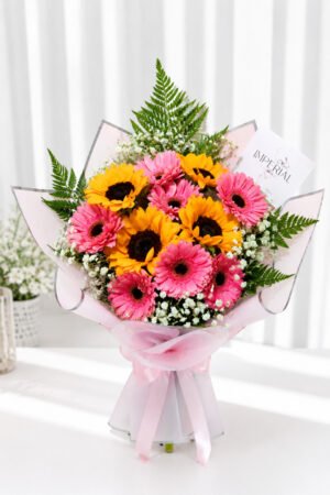 Ramo Días Felices con 7 gerberas, 5 girasoles, gypsophila, delicado follaje y elegante envoltura de papel coreano.