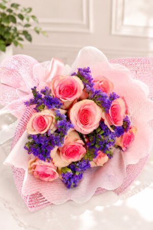 Ramo Brisa Rosada - 10 Rosas Rosadas con Statice Morado