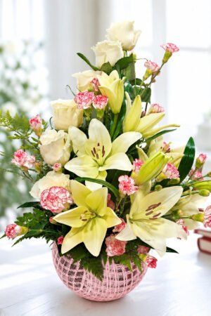 Pecera de lirios con rosas blancas y mini claveles rosados