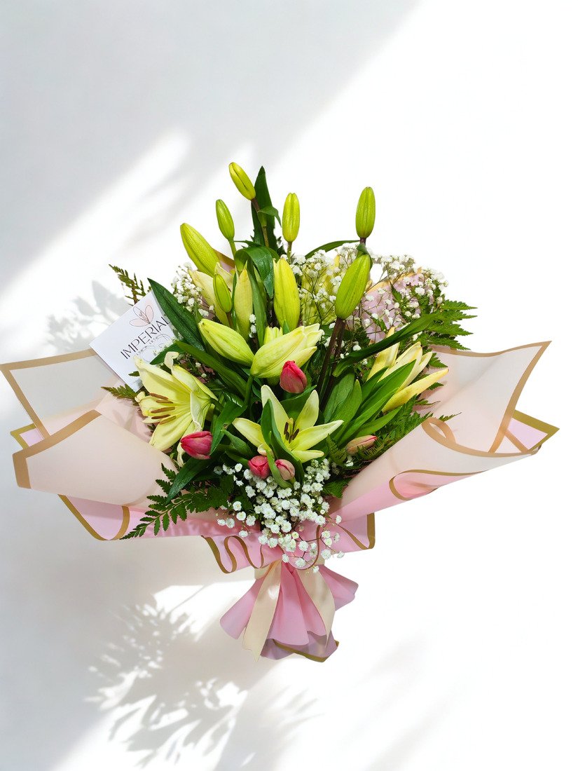 Romance en Flor – Ramo de Lirios y Tulipanes - Imagen 2